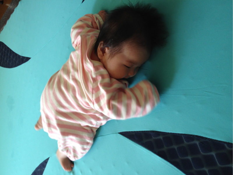西川エアーポータブルモバイルマットの上で眠る赤ちゃん