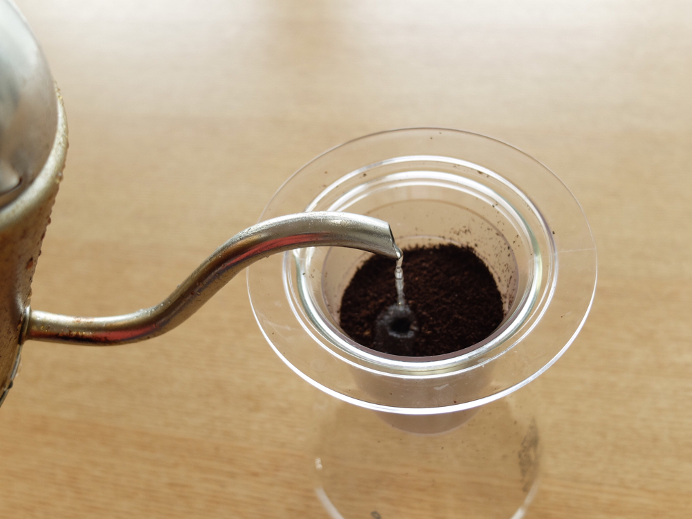 水出しコーヒー用にコーヒーの粉を湿らせている
