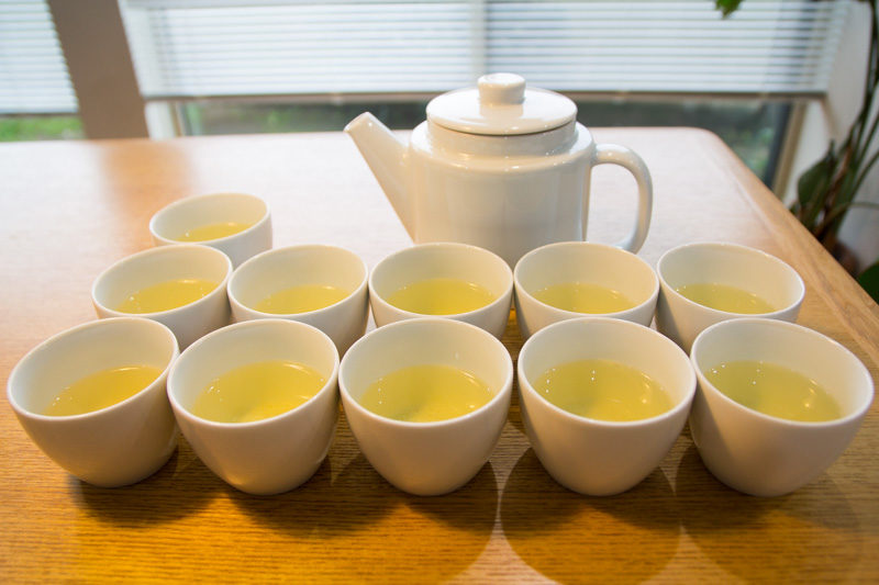 白山陶器の湯呑に波佐見焼コモンポットでお茶を入れたときに11杯とれます