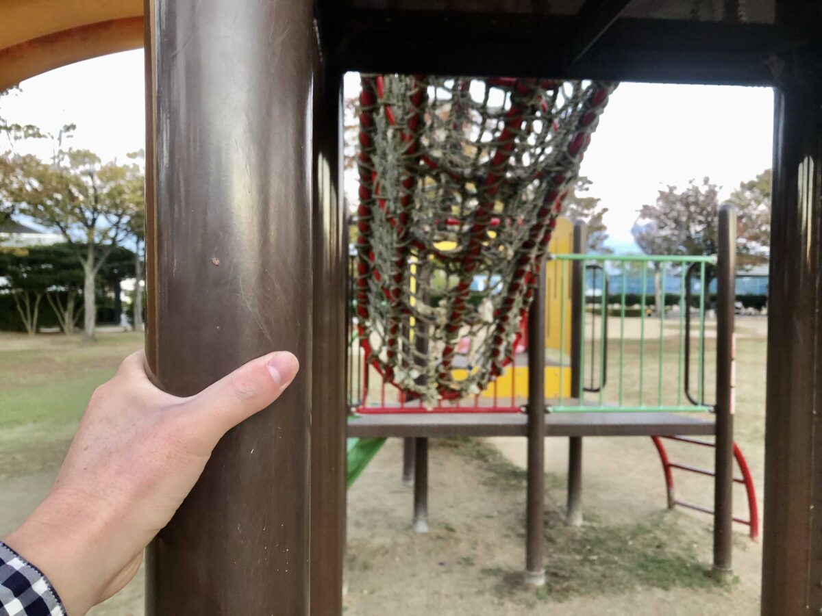 公園の滑り台の支柱を握ったところ