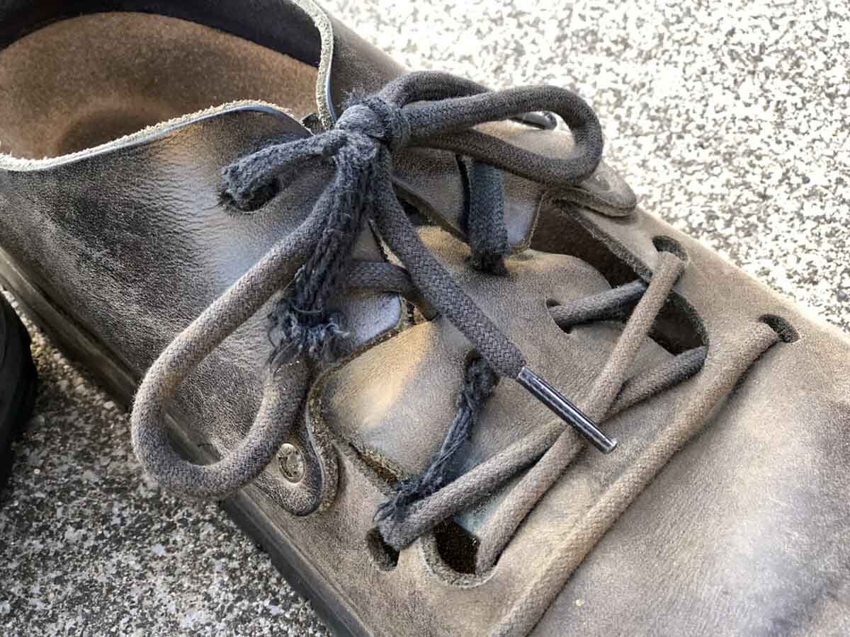 ビルケンシュトックモンタナの靴紐が切れかけている