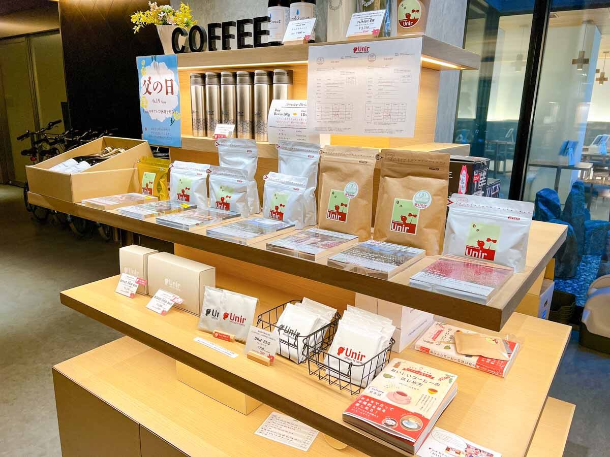 カフェUnirのコーヒー豆など物販棚の写真