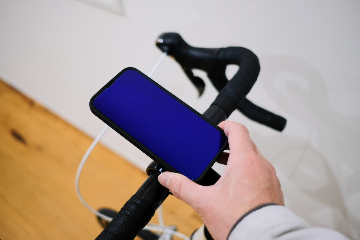 QUADLOCKのサイクルマウントを使ってiPhoneを自転車に固定した写真